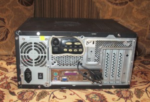 Собранный в корпусе компьютера узел FRN. Видно подключение трансивера к звуковой карте и COM-порту компьютера.