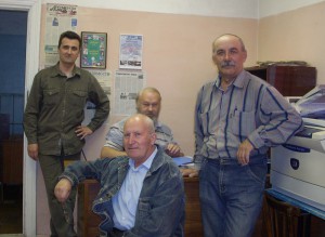 на переднем плане сидит RW9OA, на заднем R9OL sk, UA9OA sk, R9OZ sk