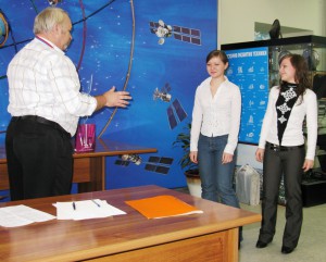 Степаныч награждает  сестер Шурмелевых за УКВ соревнования