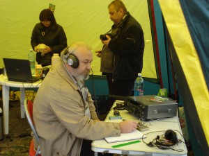 сзади Роза XYL-RZ9ON, RA9ODW и UA9OA в Эфире с Новосибирского мотодрома в честь 9 мая дня Победы