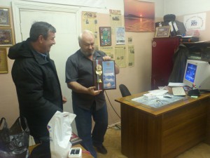 UA9OA награждает плакеткой Юрия UA9OG