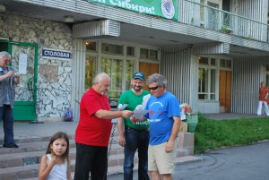 Полина - дочь RZ9ON, UA9OA  что то вручает Геннадию UA9MA