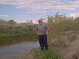 у себя на даче за огородом