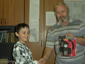 UA9OA награждает Алексея Вялкова UA9OAO