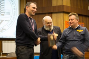 Степаныч награждает RZ9ON и RO9O плакеткой RAEM, за лучший результат в cоревнованиях  RAEM